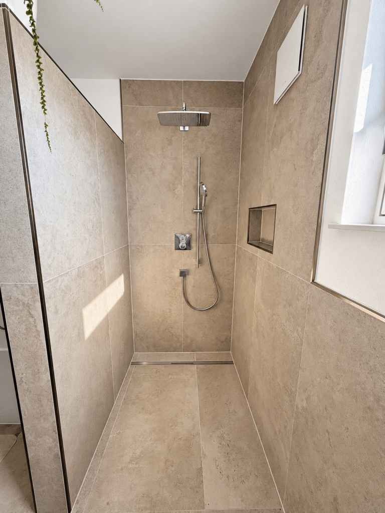 Schönes, gefliestes Badezimmer, Meisterbetrieb Friedeheim