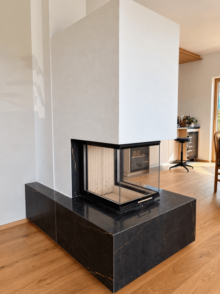 Schöner, moderner Ofen im Wohnzimmer, Referenzbild Meisterbetrieb Friedeheim