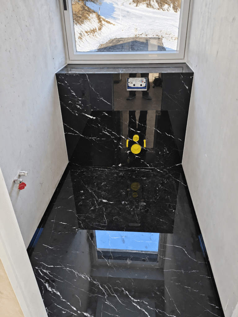 Dunkle Fliesen im WC, Referenzbild