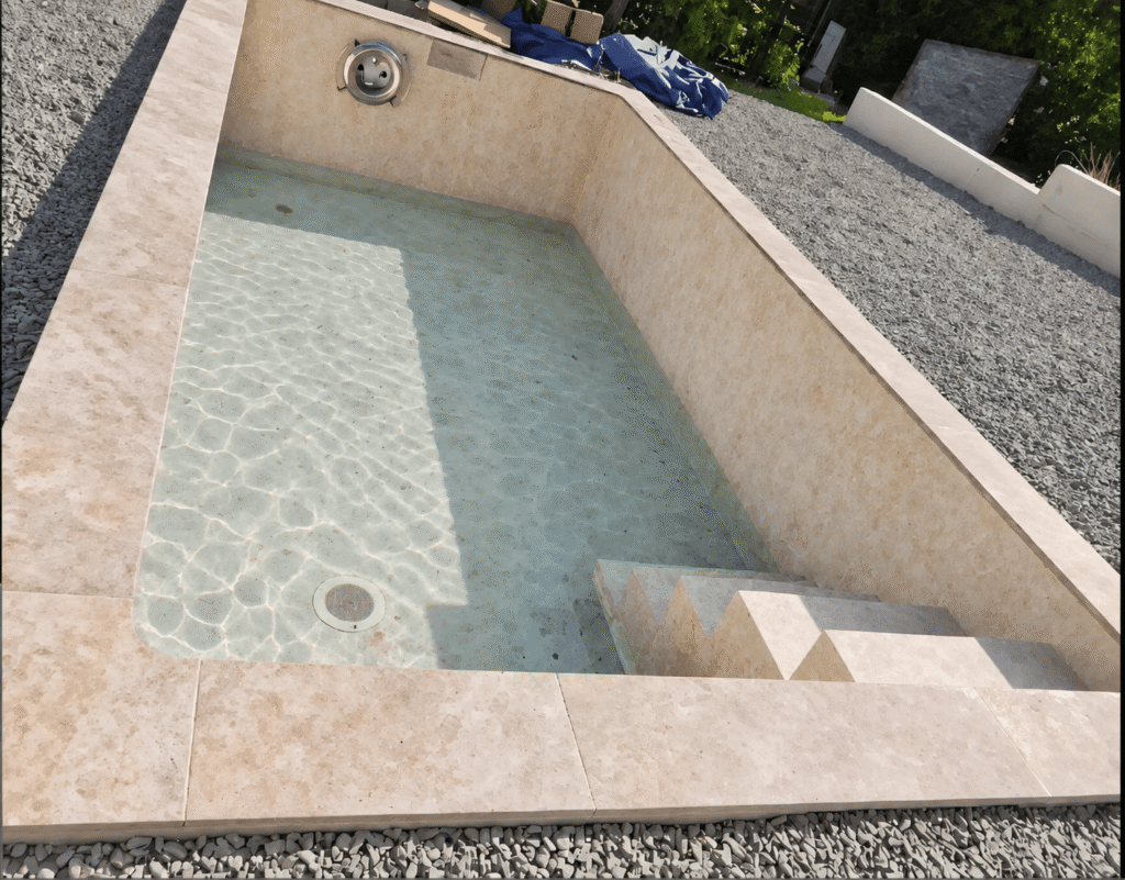 Refenzbild Fliesen im Pool