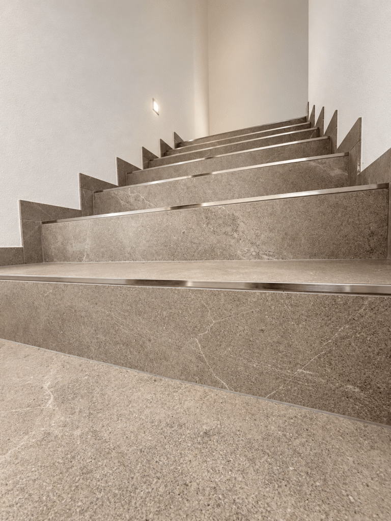 Fliesen auf Treppe, Meisterbetrieb Friedeheim